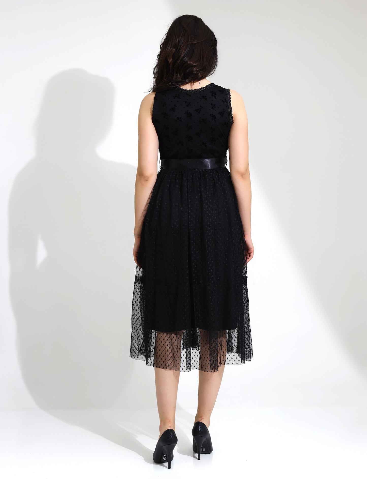 Elegant Sleeveless Black Lace Dress with Satin Bow